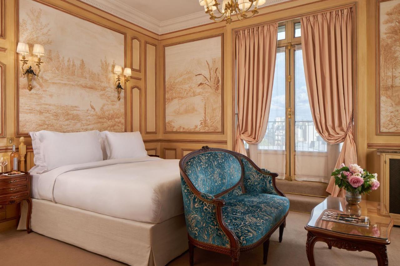 Quarto com Cenário Campestre com Terraço Torre Eiffel
