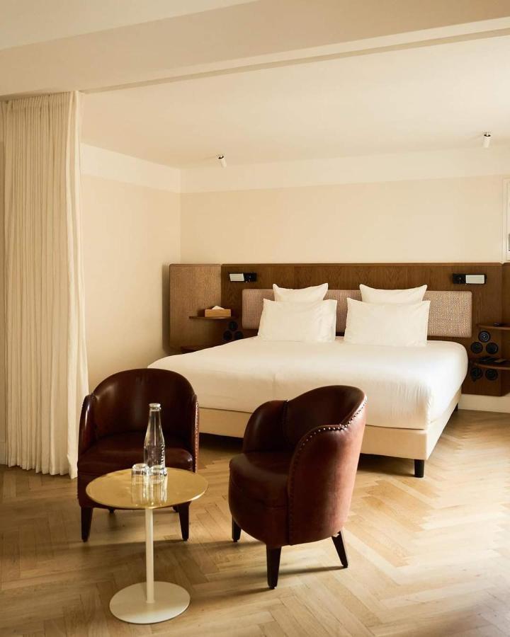 Double Room Signature