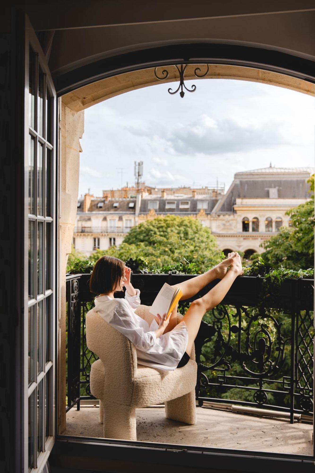 Cosy Room Balcony Paris View