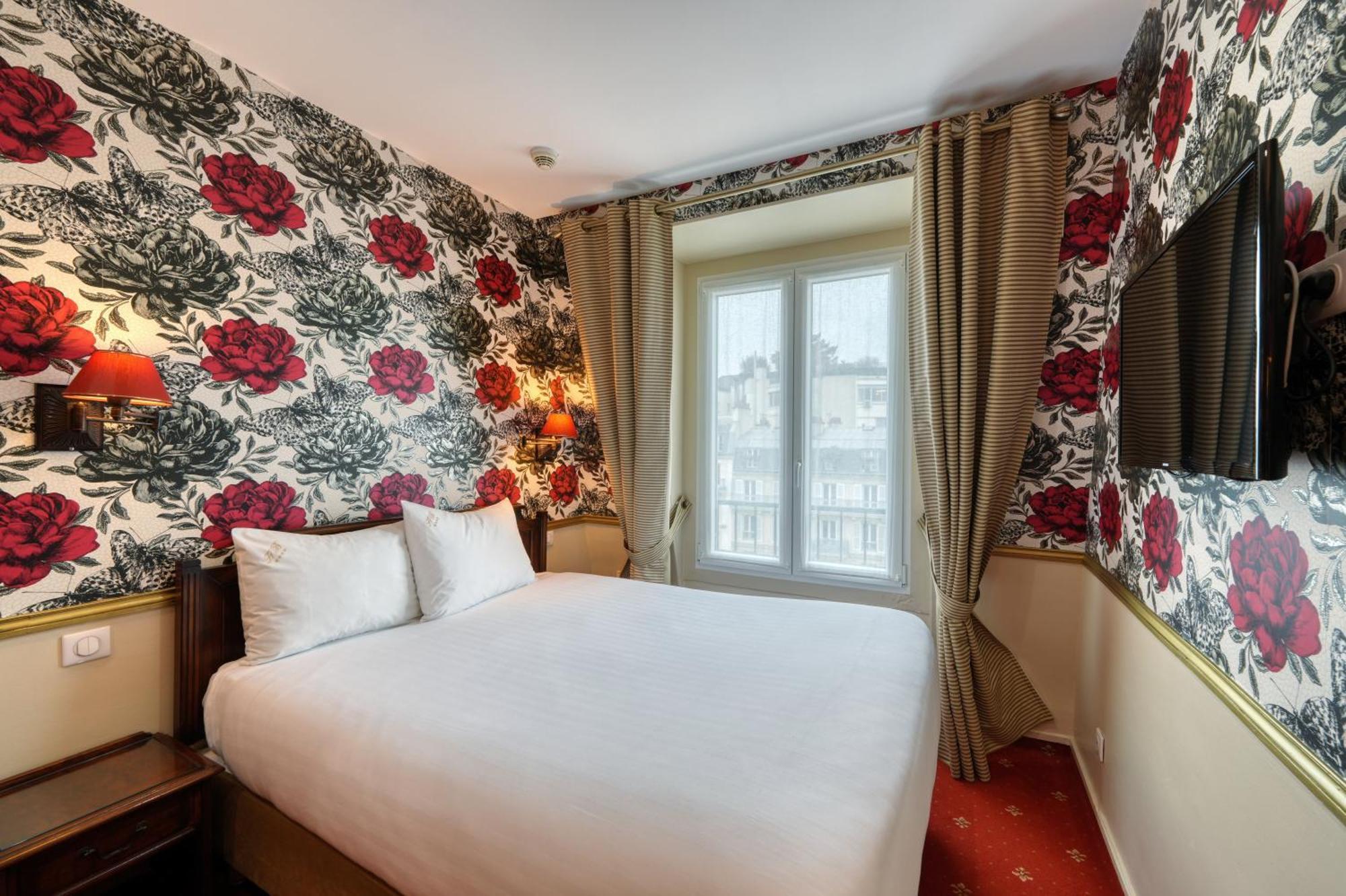 Double Room Arc de Triomphe view