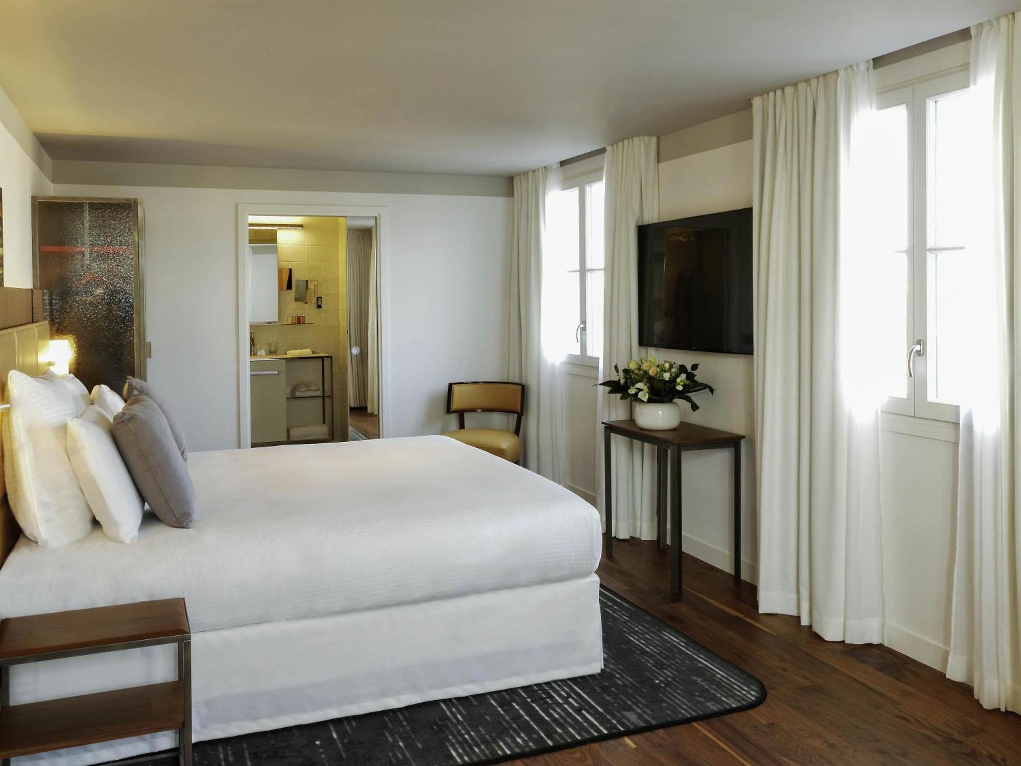 Deluxe Suite One King Bed Terrace