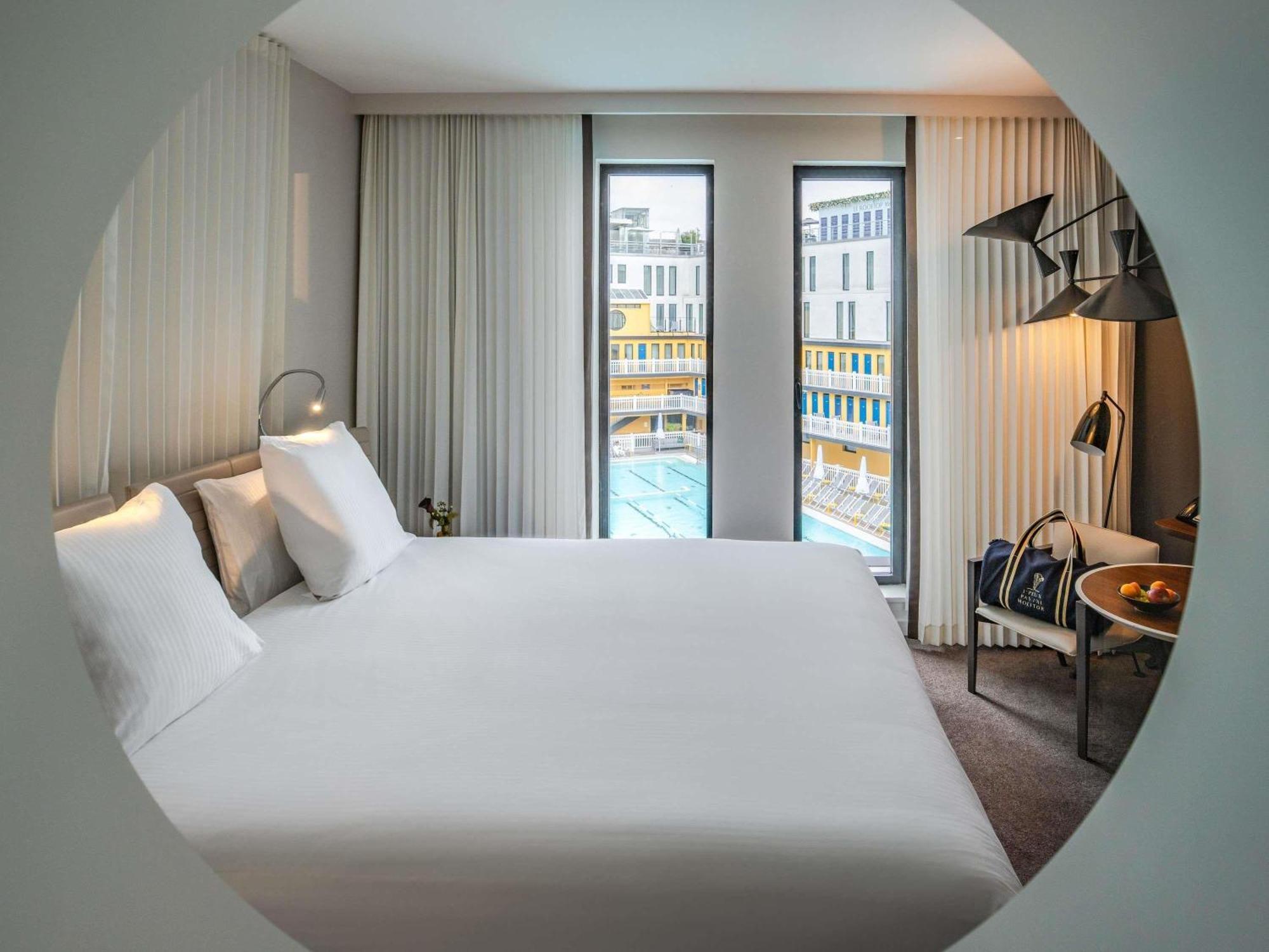 Suite met Kingsize Bed, Slaapbank en Loungeruimte - Uitzicht op het Zwembad