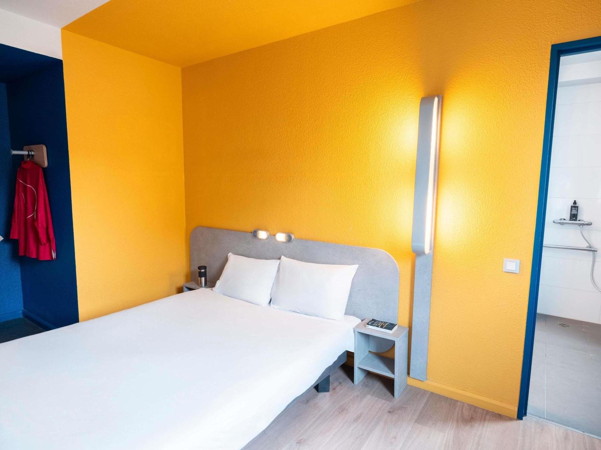 Quarto Acessível a Pessoas com Mobilidade Condicionada com Cama Queen-size Adaptada para Pessoas com Mobilidade Condicionada