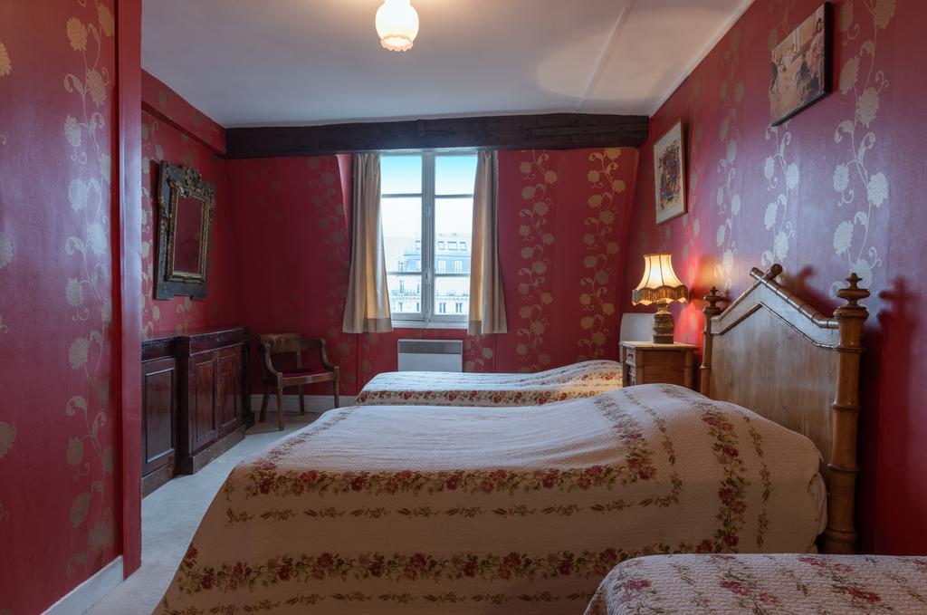 Quadruple Room view on Notre-Dame