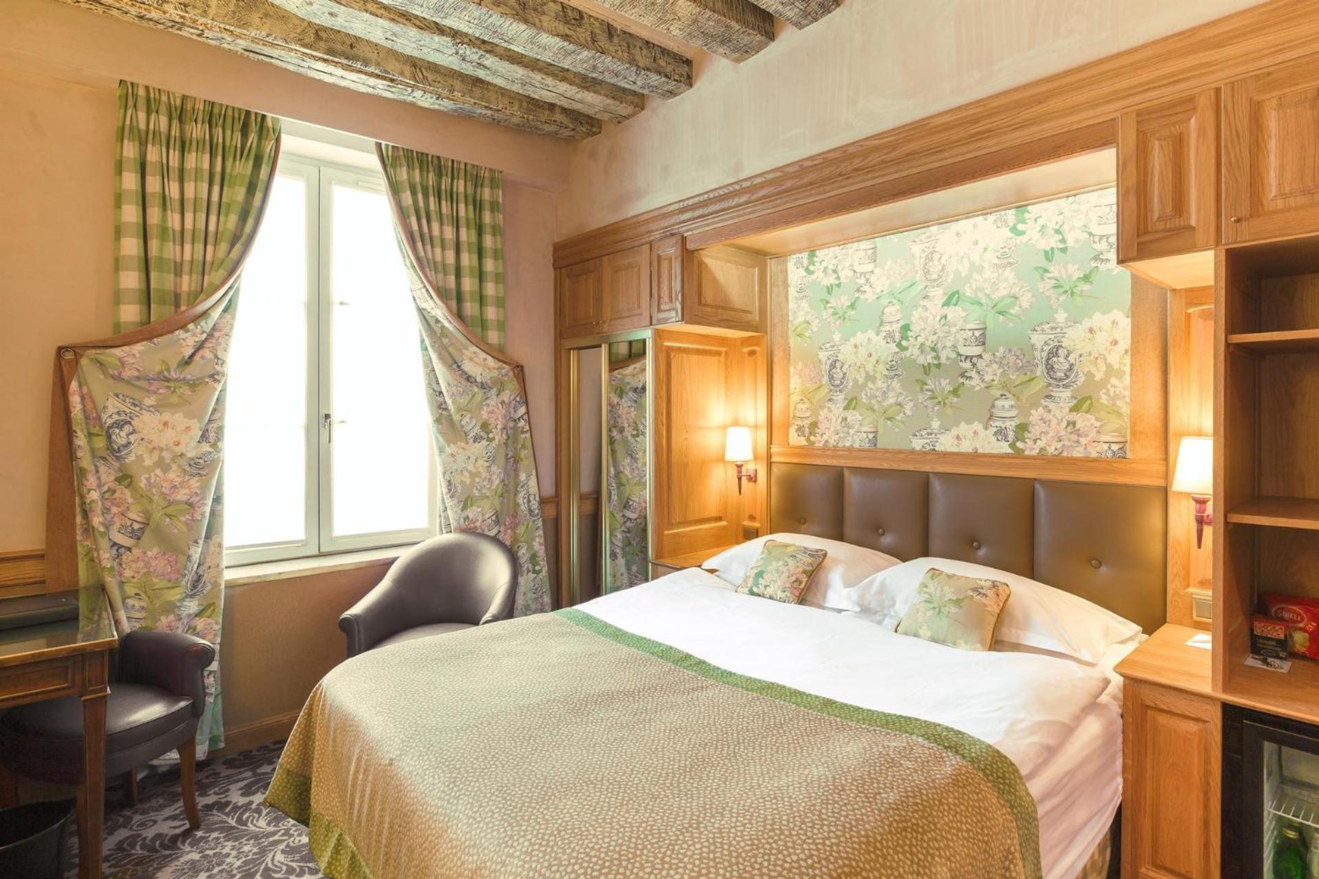 Quarto Clássico com Cama de Casal ou 2 de Solteiro